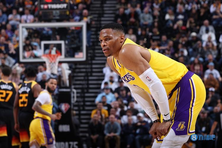 巴萨主席拉波尔塔圣诞晚宴展现亲和力 球队领跑西甲前景光明（拉波尔塔圣诞宴上亲和满满 巴萨领跑西甲前景大好）