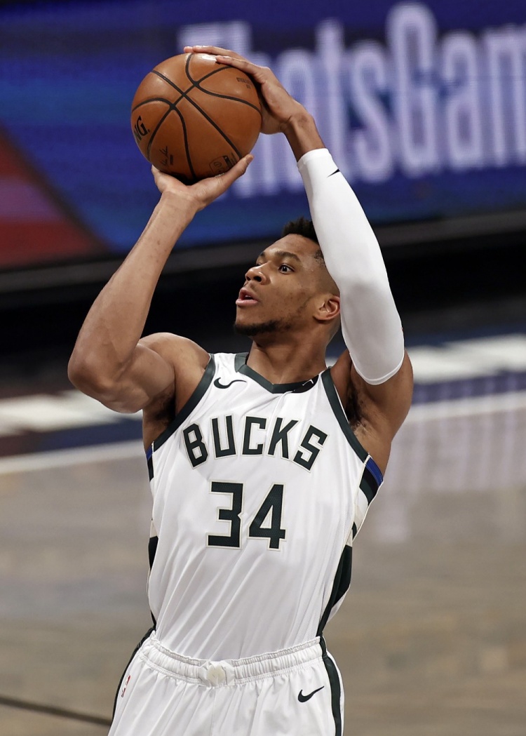 科尔：我们的掩护方式现在看不一定独特，但在六七年前是的（科尔：如今我们的掩护不算特别，但六七年前曾独树一帜）