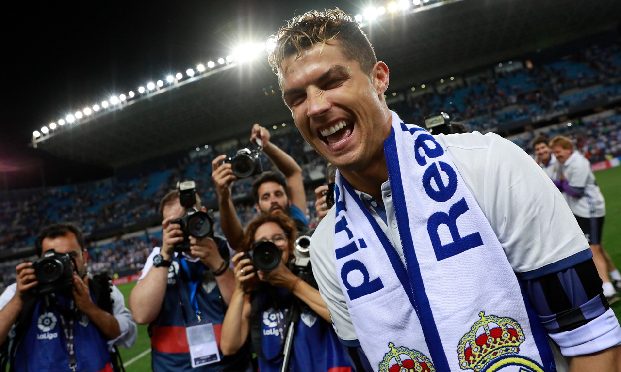 詹姆斯篮板抢断关键时刻锁定胜局（詹姆斯关键时刻抢板断球，锁定胜利）