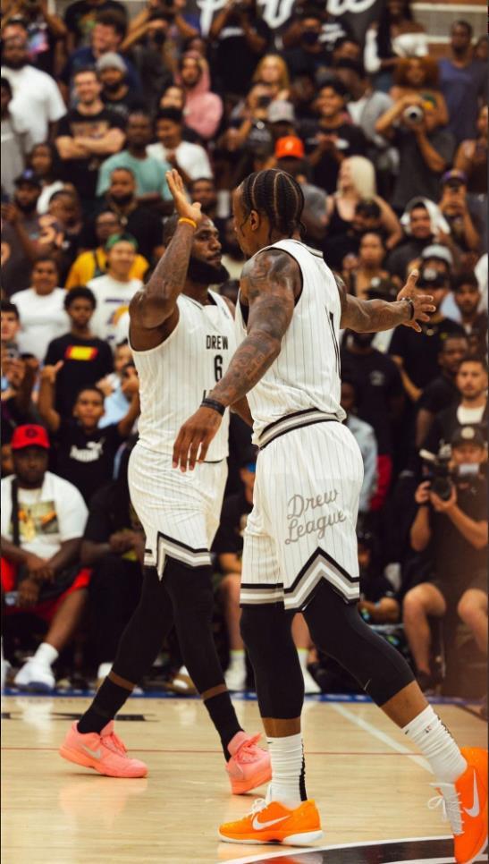 年度连斩55球！姆巴佩冲击C罗纪录，奋力创皇马历史新篇章（一年轰入55球！姆巴佩追击C罗纪录，力创皇马新纪元）