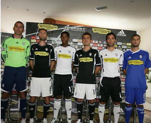 1-3爆冷输球！切尔西两连不胜陷低谷，战术漏洞暴露争冠还远？（1-3冷负！切尔西两轮不胜陷低迷，战术短板暴露，争冠前景堪忧？）