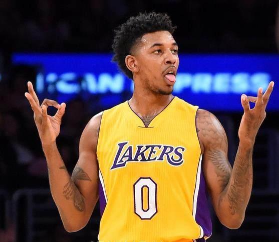 终于打进了！格林助小佩顿空切暴扣 随后库里命中追身三分（总算开张：格林妙传小佩顿空切重扣，库里随后追身三分命中）