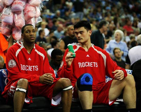 山东男篮vs深圳大名单：山东三外援齐出，深圳贺希宁领衔（山东男篮对阵深圳名单出炉：三外援齐上阵，深圳由贺希宁领衔）