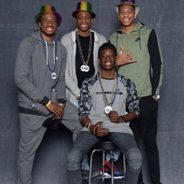 西媒：阿诺德和卡马文加今天接受检查，二人伤情都令人担忧（西媒：阿诺德与卡马文加今日接受检查，双双伤势不乐观）