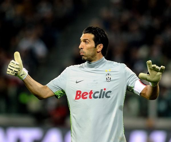 一日意甲动向：国米大胜科莫晋级榜首，米兰中锋实在是太令人发愁（意甲今日观察：国米横扫科莫登顶，米兰中锋难题令人头疼）