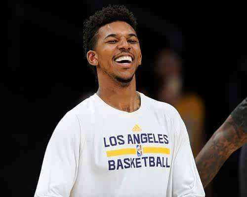 欧文突破防守连续得分（欧文强突防线连拿分）