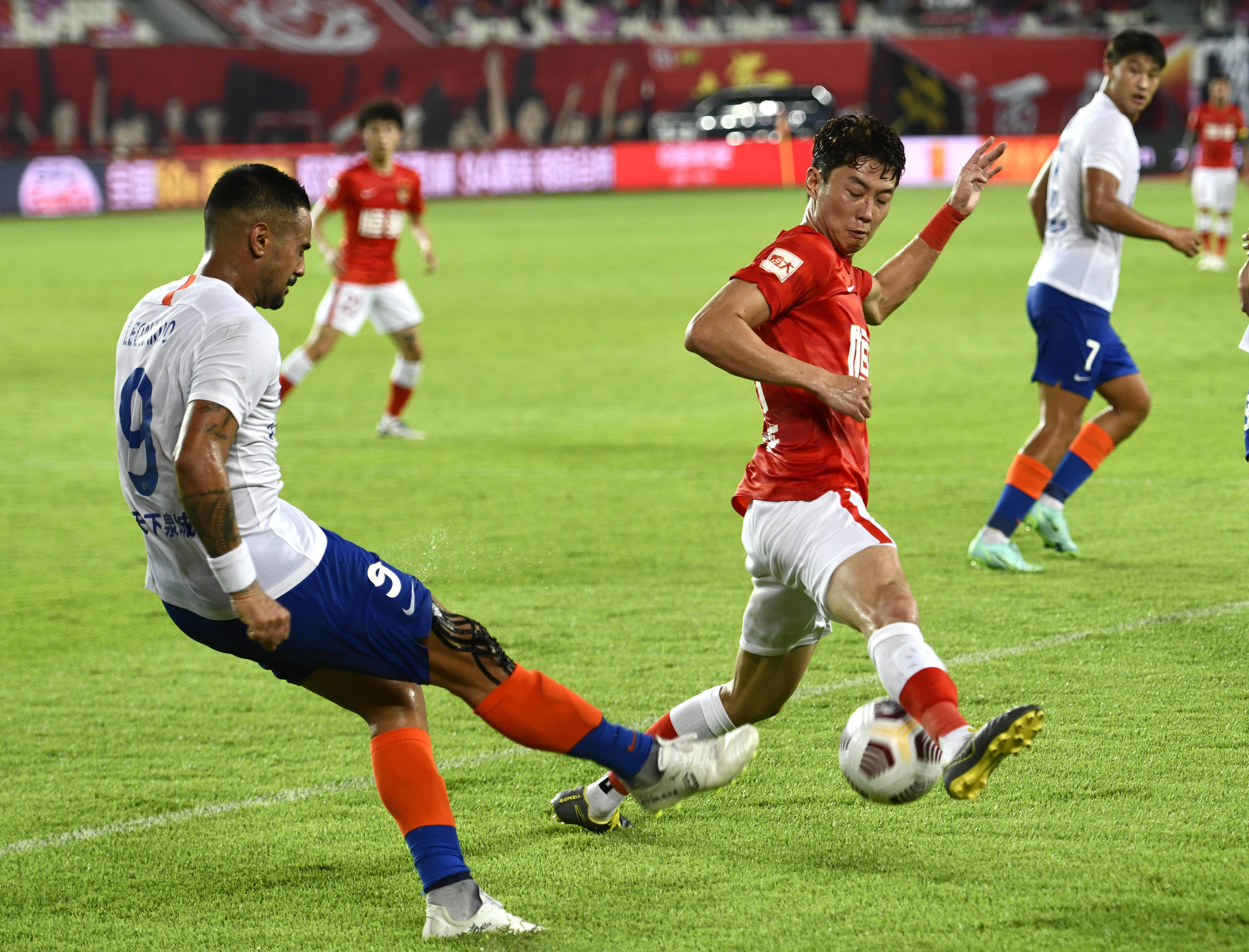 足球欧洲豪门战术失灵，主帅承认排兵布阵失误（欧洲豪门战术受挫，主帅坦言布阵出错）