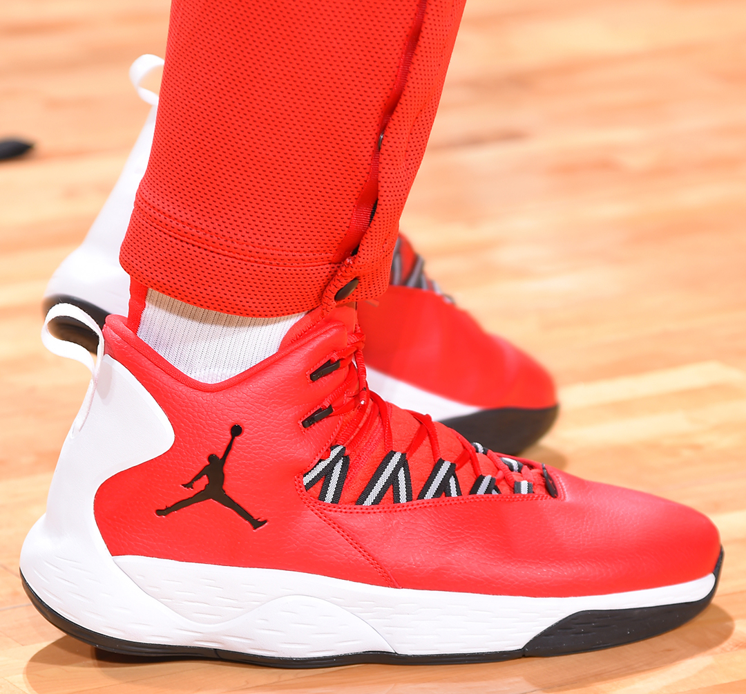 骑士本赛季吃到11场败仗时仅取14胜，上赛季为56胜11负（骑士本季仅14胜11负，上季曾达56胜11负）