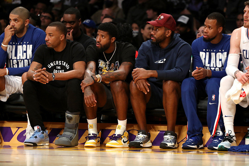 火箭三节领先湖人18分，圣诞大战悬念犹存（圣诞大战仍存悬念：火箭三节领先湖人18分）